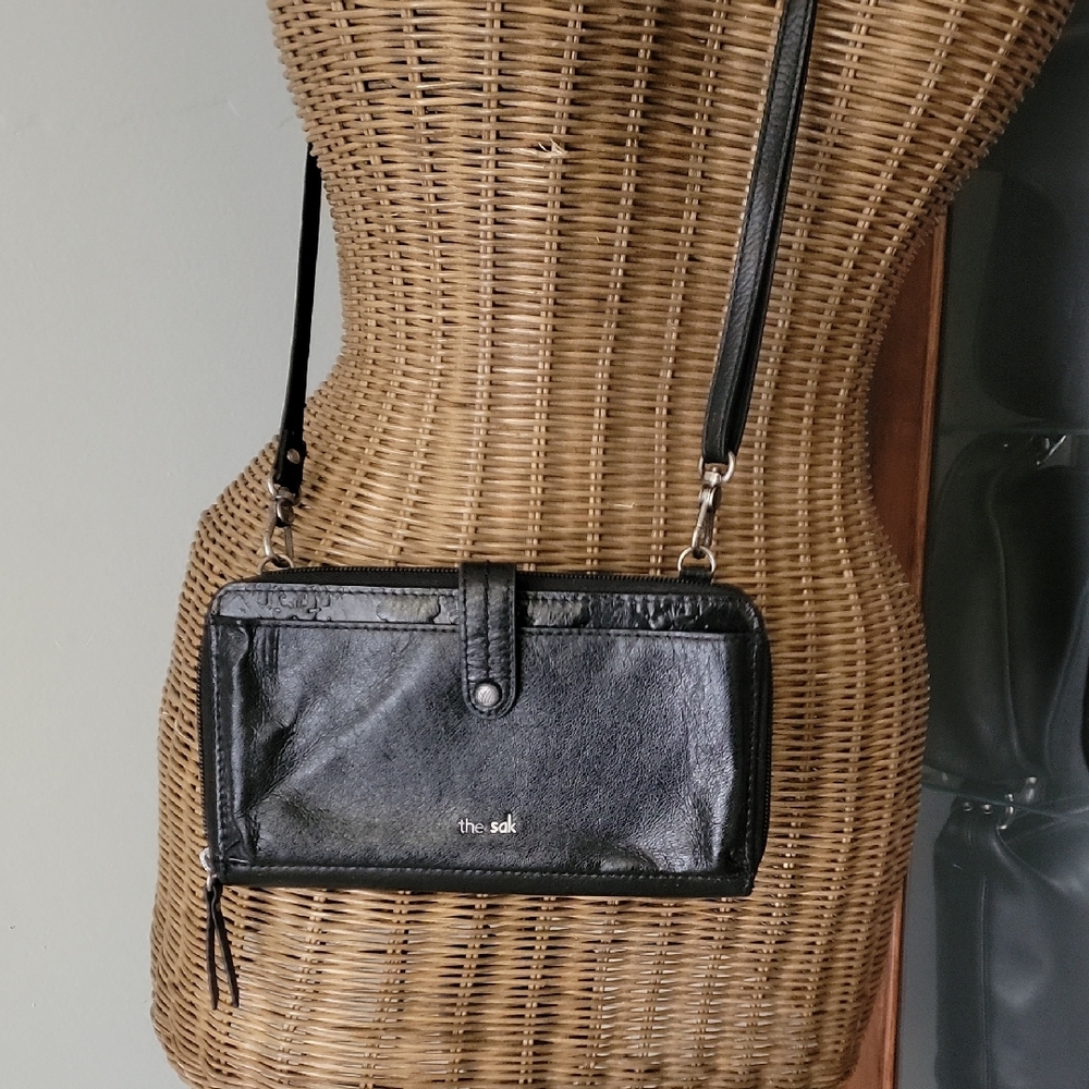 The Sak Iris Leather Crossbody Smartphone Purse Wallet Black  Bin2
